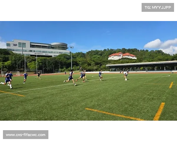 袁超涵成橄榄球场独特风景线 校队唯一女队员展现无限热忱与拼搏精神 袁超涵成橄榄球场独特风景线 校队唯一女队员展现无限热忱与拼搏精神